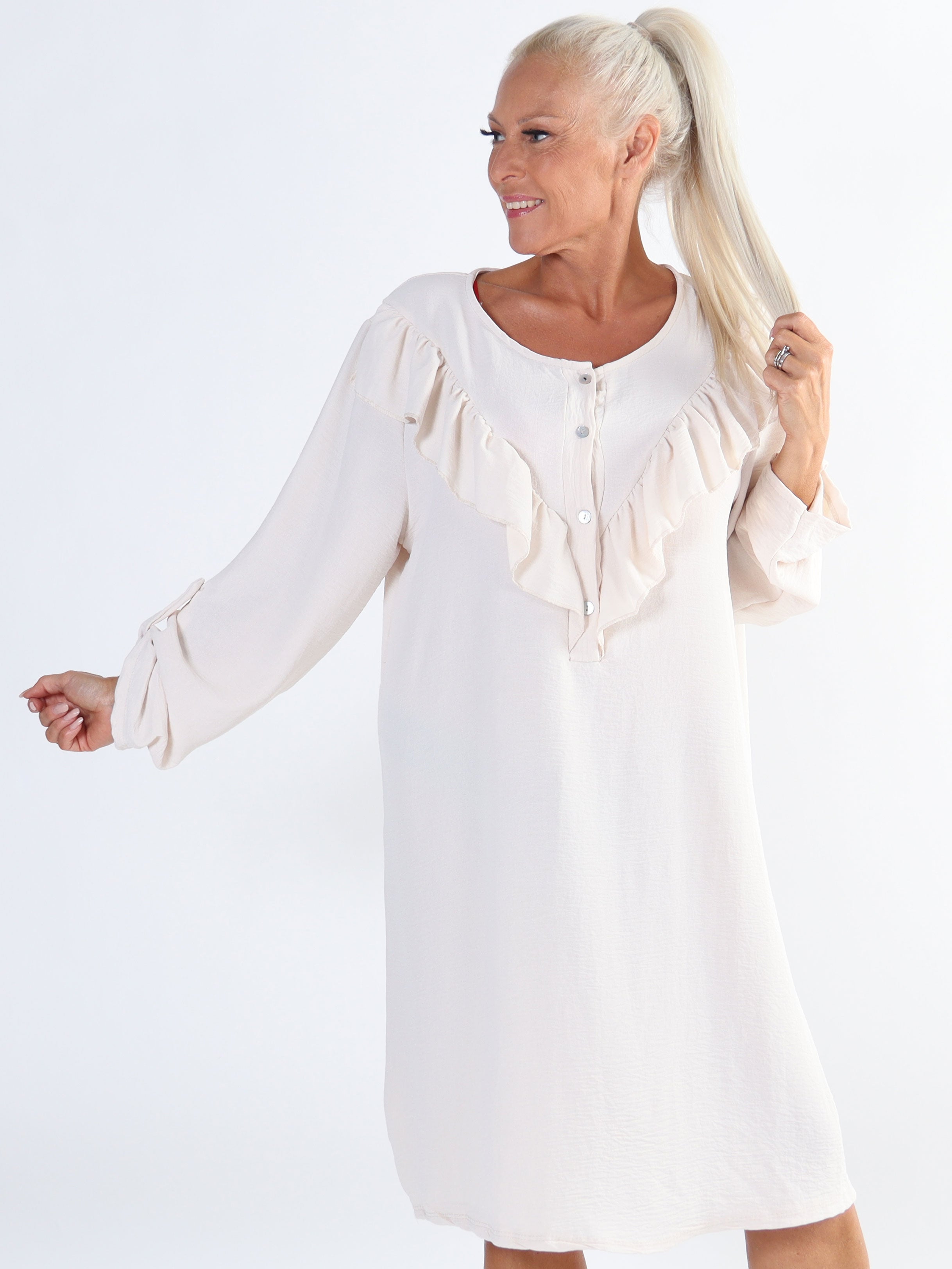 Nicola Dress - Sød plus size kjole med flæser og knapper